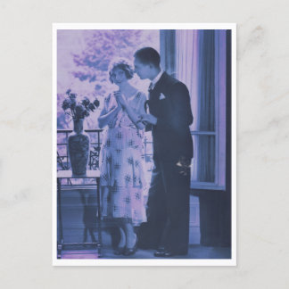 Couple romantique par fenêtre Carte postale Vintag