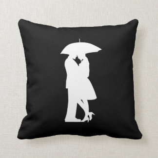 Couple romantique sous Coussin parapluie