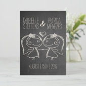 Couple sur Blackboard Lesbian Faire-part de mariag (Debout devant)