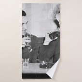 Coupled sitting together in a restaurant flirting badhanddoek (Badhanddoek)