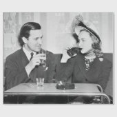 Coupled sitting together in a restaurant flirting  cadeaupapier (Vlak)