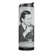 Coupled sitting together in a restaurant flirting thermosbeker (Gedraaid links)