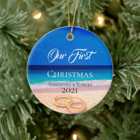 Couples First Christmas Name Date Tropical Beach Keramisch Ornament (Boom)
