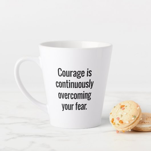 Courage Latte Mug (En situation)
