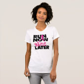 Courez maintenant Vin plus tard T-shirt (Devant entier)