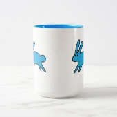 Courir Un Petit Lapin Bleu À Deux Tons De Mug De C (Centre)