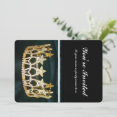 Couronne dorée et Invitation en métal noir (Debout devant)