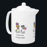 Couronnement 2023<br><div class="desc">Une théière commémorative pour l'occasion historique du couronnement du roi Charles, avec les chiens royaux - Bluebell et Beth. Ajout fantastique à n'importe quelle fête de rue.</div>
