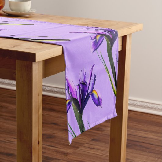 Court Chemin de table aux iris violets en fleurs de prin (In Situ)