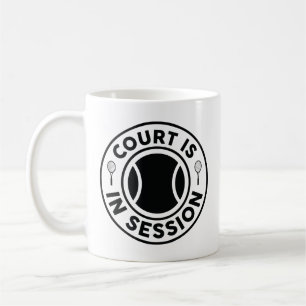 Court is in sessie koffiemok