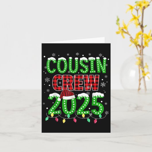 Cousin Crew 2025 Kerstverlichting Santa Pajam Kaart (Gele Bloem)