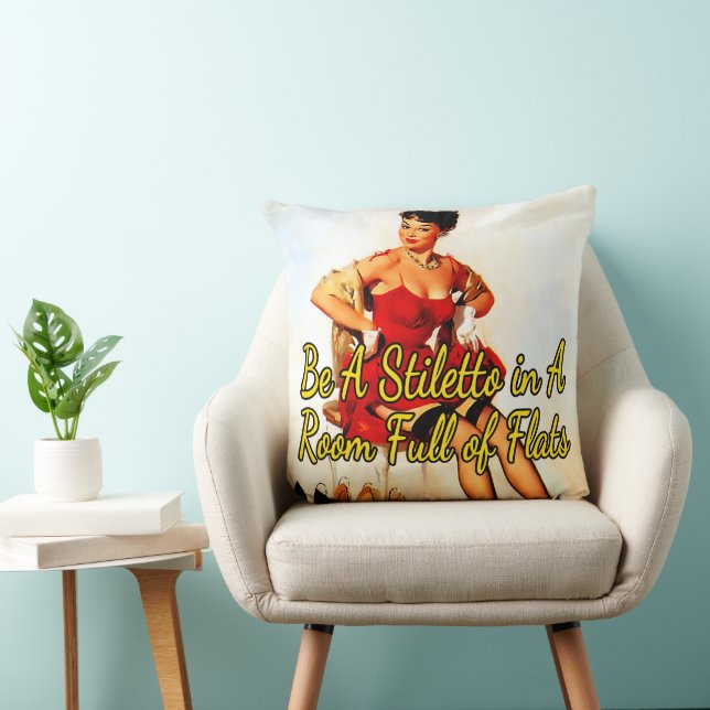 Coussin 1950's Trying on Shoes par Gil Elvgren (Chaise)