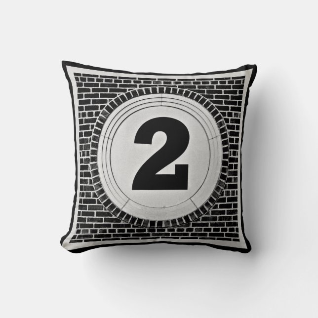 Coussin 2 Deux trop ? avec bordure noire et gris clair (Recto)