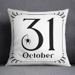 Coussin 31 octobre Typographie d'Halloween noir et blanc<br><div class="desc">Célébrez l'Halloween dans le style avec cet oreiller "31 Octobre" à lancer avec du lettrage noir décoratif simple,  un accent d'araignée éffrayant,  avec un scroll et une bordure étoile sur un arrière - plan blanc.</div>