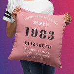 Coussin 40e anniversaire 1983 Rose Girly Elegant Chic<br><div class="desc">Fêtez un 40ème anniversaire spécial avec cette coussin personnalisée unique conçue pour apporter une atmosphère chic et élégante à toute chambre. Assurez-vous d'ajouter votre touche spéciale à cet oreiller rose et gris avec un message significatif et leur nom. Parfait pour la fille dans votre vie, ce cadeau personnalisé de 40e...</div>