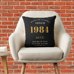 Coussin 40e anniversaire Nom 1984 Black Gold Elegant Chic<br><div class="desc">40th Birthday Special 1984 Born Black Gold Chic Elegant Throw Pillow - Parfait pour la décoration maison. Célébrez votre 40e étape avec notre oreiller à lancer chic et élégant Black Gold. Ce coussin artistiquement conçu n'est pas seulement un coussin, mais un hommage à votre voyage doré depuis 1984. Conçu avec...</div>