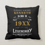 Coussin 40th Birthday Vintage Black Gold Ajouter un nom An<br><div class="desc">Pour ceux qui fêtent leur 40e anniversaire, nous avons l'oreiller idéal lancer anniversaire avec une sensation vintage. L'arrière - plan noir avec un design typographique vintage blanc et or est simple et élégant avec une touche rétro. Customisez facilement le texte de ce cadeau d'anniversaire en utilisant le modèle fourni. Voir...</div>