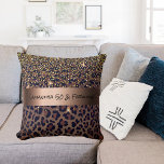 Coussin 50 & Fabuleux Anniversaire leopard nom de glam mot<br><div class="desc">Elégant, cool, glamour et féminin pour un cadeau d'anniversaire 50 et fabuleux avec motif léopard brun, doré et noir, décoré de confettis dorés. Personnalisez et ajoutez un nom et 50 ans. Un faux brassard métallique en bronze. Script de style en lettres de couleur noire, lettres. Retour : modèle pour une...</div>