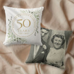 Coussin 50e Anniversaire d'or Photo Aquarelle Verdure<br><div class="desc">Doté d'une douce et délicate aquarelle de verdure de jardin de campagne,  ce coussin botanique 50ème anniversaire mariage chic peut être personnalisé avec vos informations spéciales d'anniversaire en texte or élégant et votre photo spéciale au verso. Conçu par Thisisnotme©</div>