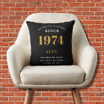 Coussin 50e anniversaire Nom 1974 Black Gold Elegant Chic<br><div class="desc">50th Birthday Special 1974 Born Black Gold Chic Elegant Throw Pillow - Parfait pour la décoration maison. Célébrez votre 50e étape avec notre oreiller à lancer chic et élégant Black Gold. Ce coussin artistiquement conçu n'est pas seulement un coussin, mais un hommage à votre voyage doré depuis 1974. Conçu avec...</div>