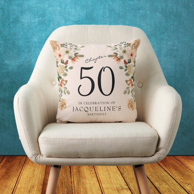 Coussin 50e anniversaire Vintage Floral (50th Birthday Vintage Floral Throw Pillow.
Throwback to a time of elegance and charm.)
