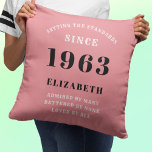 Coussin 60e anniversaire 1963 Rose Girly Elegant Chic<br><div class="desc">Parfait pour fêter le 60e anniversaire d'une personne spéciale, cet oreiller à jetons chic et élégant rose et gris est un cadeau unique et personnalisé qu'ils chériront pour toujours. Imprimé en 1963, ce beau coussin apporte une touche de glamour à toutes les chambres. Qu'il s'agisse d'un accent décoratif ou d'une...</div>