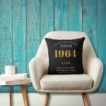 Coussin 60e anniversaire Nom 1964 Black Gold Elegant Chic<br><div class="desc">60th Birthday Special 1964 Born Black Gold Chic Elegant Throw Pillow - Parfait pour la décoration maison. Célébrez votre 60e étape avec notre oreiller à lancer chic et élégant Black Gold. Ce coussin artistiquement conçu n'est pas seulement un coussin, mais un hommage à votre voyage doré depuis 1964. Conçu avec...</div>