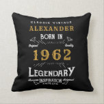 Coussin 60th Birthday 1962 Black Gold Ajouter Nom Retro<br><div class="desc">Un design classique personnalisé pour lancer un oreiller pour cette fête d'anniversaire. Plus de cadeaux et de fournitures de fête disponibles avec le design "légendaire" dans le magasin.</div>