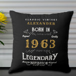 Coussin 60th Birthday 1963 Ajouter Nom Black Gold Legend<br><div class="desc">Pour ceux qui fêtent leur anniversaire nous avons l'accessoire de décoration de maison idéal. L'arrière - plan noir avec un design de typographie vintage blanc et or est simple et élégant avec une touche rétro. Customisez facilement le texte de ce cadeau d'anniversaire en utilisant le modèle fourni. Plus de cadeaux...</div>