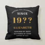 Coussin 70th Birthday Loved Ajouter votre nom Année Black<br><div class="desc">Pour ceux qui fêtent leur 70e anniversaire, nous avons la fête d'anniversaire de surprise idéale jetez un cadeau d'oreiller. L'arrière - plan noire au design blanc et or est simple et élégante. Customisez facilement le texte à l'avant et à l'intérieur de ces fournitures en utilisant le modèle fourni. Une partie...</div>