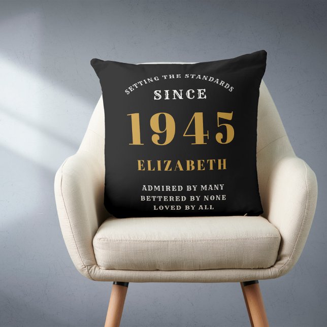 Coussin 80e anniversaire 1945 Black Gold (Personalized 80th birthday throw pillow on a chair)