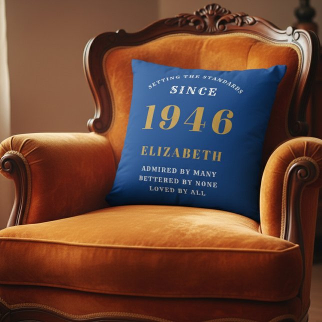 Coussin 80e anniversaire 1946 Nom personnalisé Bleu Or (1946 throw pillow on orange chair)