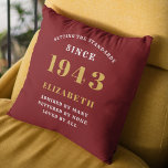 Coussin 80e Anniversaire Né 1943 Aimé Ajouter Votre Nom Ro<br><div class="desc">Célébrez un 80e anniversaire spécial en style avec cet élégant oreiller rouge et or jetés. Personnalisez-le avec le nom du garçon ou de la fille d'anniversaire spécial, ainsi que l'année de leur naissance en 1943. Ce magnifique coussin sur mesure sera certainement chéri pendant des années à venir et fera un...</div>