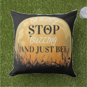 Coussin A buzzing black pillow with bee quotes. (Herbe)