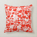 Coussin A Cascade of Love<br><div class="desc">Un motif composé de plusieurs coeurs de différentes tailles,  allant du rose coquillage doux au rouge du moteur à feu vif. Un valentin coloré à thème design. Express votre amour avec un cadeau à thème de coeur mignon.</div>