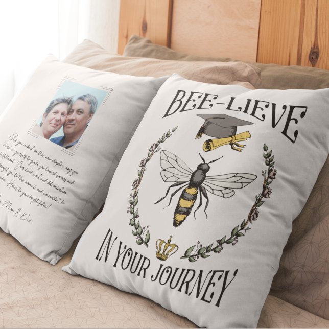 Coussin Abeille dans votre voyage Abeille Gardienne de gra (Front of pillow features "Bee-lieve in Your Journey" Typography, Queen Bee,Graduation Cap & Scroll)