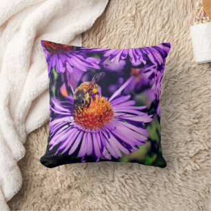 Coussin Abeille De Miel Sur Fleur D'Aster Violet 
