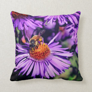 Coussin Abeille De Miel Sur Fleur D'Aster Violet