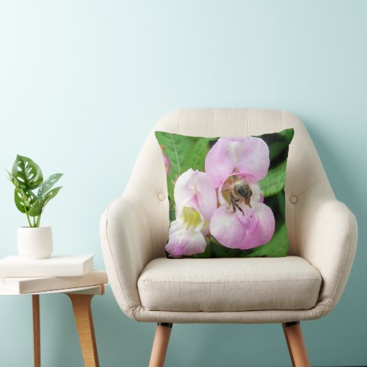 Coussin Abeille émergeant d'une fleur de pois doux (Chaise)