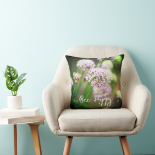 Coussin Abeille heureuse avec des fleurs d'Allium diagonal
