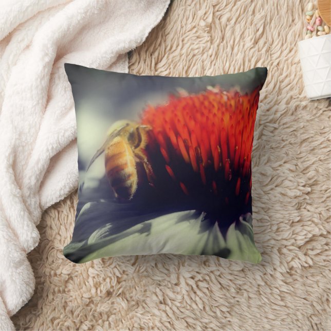 Coussin Abeille sur une fleur d'échinacée (Couverture)