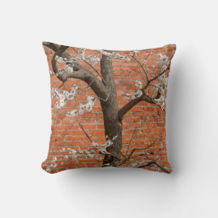 Coussin Abricotier en fleurs mur de briques rouges Printem