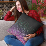 Coussin Accent de Parties scintillant couleur noire<br><div class="desc">Cet élégant design de serviettes est orné d'un arrière - plan noir aux accents de parties scintillant colorés,  ajoutant une touche d'élégance.</div>