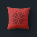 Coussin Accentuation de Noël de Pixel nordique<br><div class="desc">Ramenez les vacances à la maison cette saison avec ces décors maison accent jetez des oreillers en rouge tonique sur rouge avec un flocon de neige de style pull nordique d'un côté et un motif répétitif de l'autre.</div>