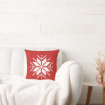 Coussin Accentuation de Noël de Pixel nordique<br><div class="desc">Ramenez les vacances à la maison cette saison avec ces décors maison accent jetez des oreillers dans les couleurs de Noël classiques de blanc sur rouge avec un singulier,  grand,  de style nordique,  flocon de neige en pixel sur un côté et un motif extensible sur le dos.</div>