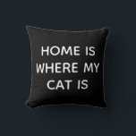 Coussin Accueil Est Où Mon Chat Est Citation Blanche Sur N<br><div class="desc">Chez moi, mon chat est une citation blanche sur le coussin noir. Parfait pour l'amoureux des chats.</div>