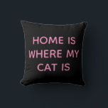 Coussin Accueil Est Où Mon Chat Est Citation Rose Sur Noir<br><div class="desc">Chez moi, mon chat est une citation rose sur le coussin noir. Parfait pour l'amoureux des chats.</div>