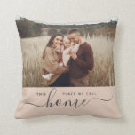 Coussin Accueil moderne Simple Script Photo<br><div class="desc">Ce coussin photo simple et moderne présente votre photo préférée plutôt que la calligraphie script tendance avec typographie minimaliste lire CET ENDROIT QUE NOUS APPELONS À LA MAISON. Grand cadeau à la maison après votre déménagement ou un cadeau sucré pour la Saint-Valentin. C'est la version blush.</div>