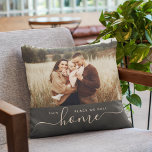 Coussin Accueil moderne Simple Script Photo Charbon<br><div class="desc">Faites un surclassement immédiat de la décoration - votre canapé (et votre coeur) vous en remerciera ! Ce coussin photo simple et moderne présente votre photo préférée, que ce soit un p[ortrait de famille ou un plan de vacances cool, sur la calligraphie script tendance avec typographie minimaliste lire CET ENDROIT...</div>