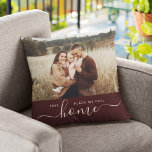 Coussin Accueil moderne Simple Script Photo Sangria Rouge<br><div class="desc">"Cet endroit que l'on appelle chez soi" - mettez-vous à la hauteur du sentiment dans ce coussin moderne ! Ce design photo simple et moderne présente votre photo préférée plutôt que la calligraphie script tendance avec typographie minimaliste lire CET ENDROIT QUE NOUS APPELONS À LA MAISON. Grand cadeau à la...</div>